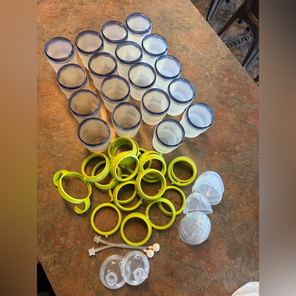 18 Como Tomo 8 oz silicone bottles with lids